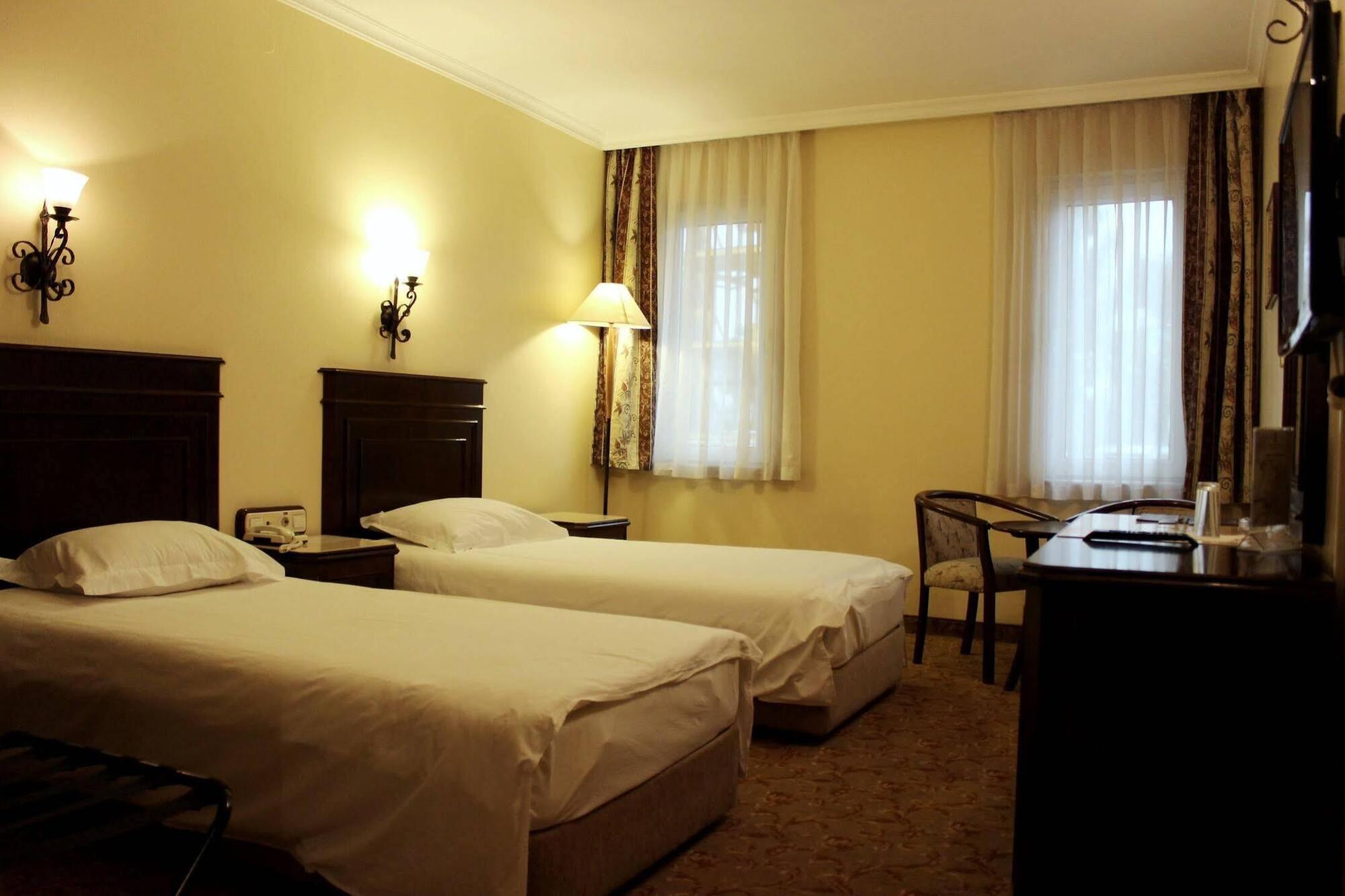 Montania Town Hotel Mudanya Exterior photo